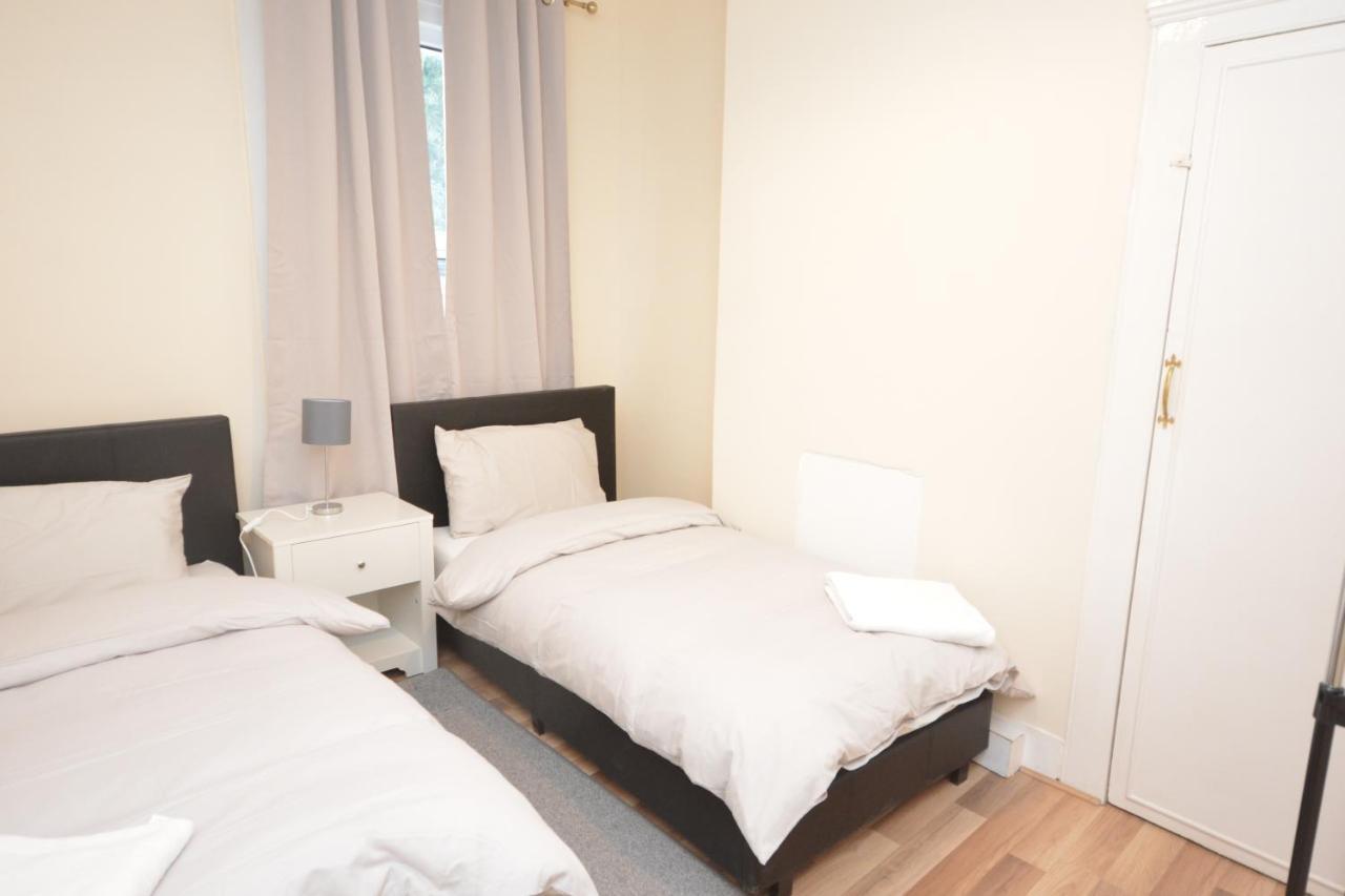 Cheerful 4 Bedroom House In Greater Лондон Екстер'єр фото
